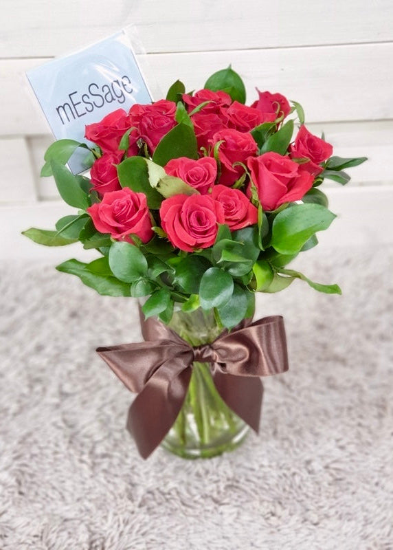 Elegant red rose vase arrangement featuring fresh premium red roses, lush green foliage, and a clear glass vase. A classic romantic floral gift perfect for anniversaries, birthdays, Valentine’s Day, or expressing love and affection in Korea.